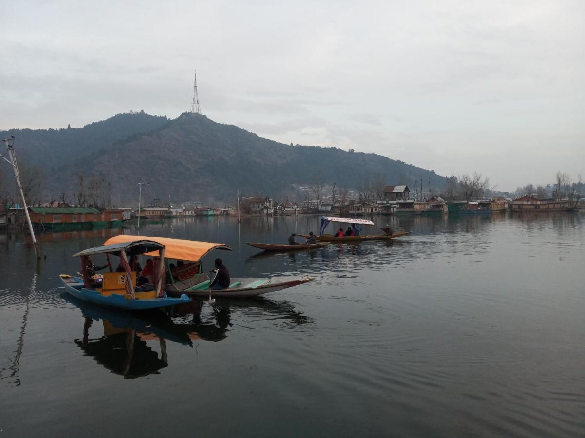 Houseboat Dunhill Bed & Breakfast Srinagar  Exterior photo